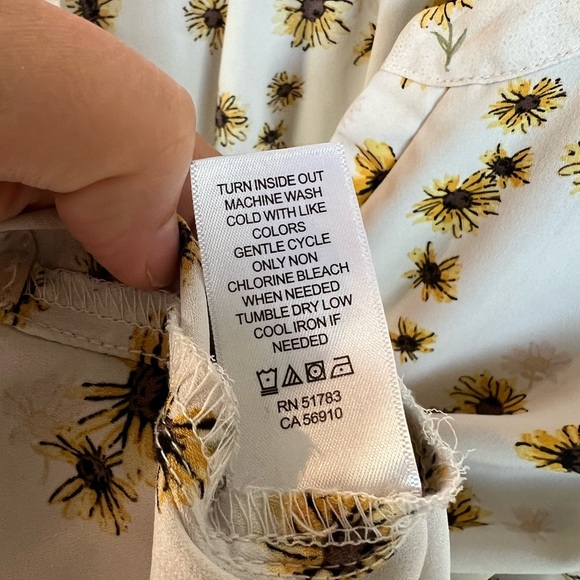 Maurices Sheer Blouse with Sunflower Pattern & Flutter Sleeves Women’s XL - Picture 6 of 8